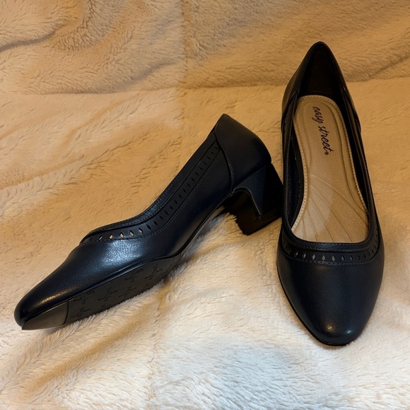 Easy Street Women's Classic Navy Blue Heels NWOT Size 8 - Picture 2 of 6